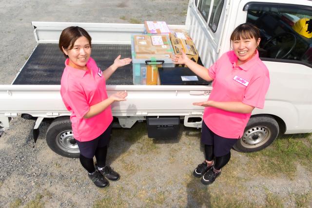 トラックに積んだ不用品とハートフル大阪のスタッフ写真